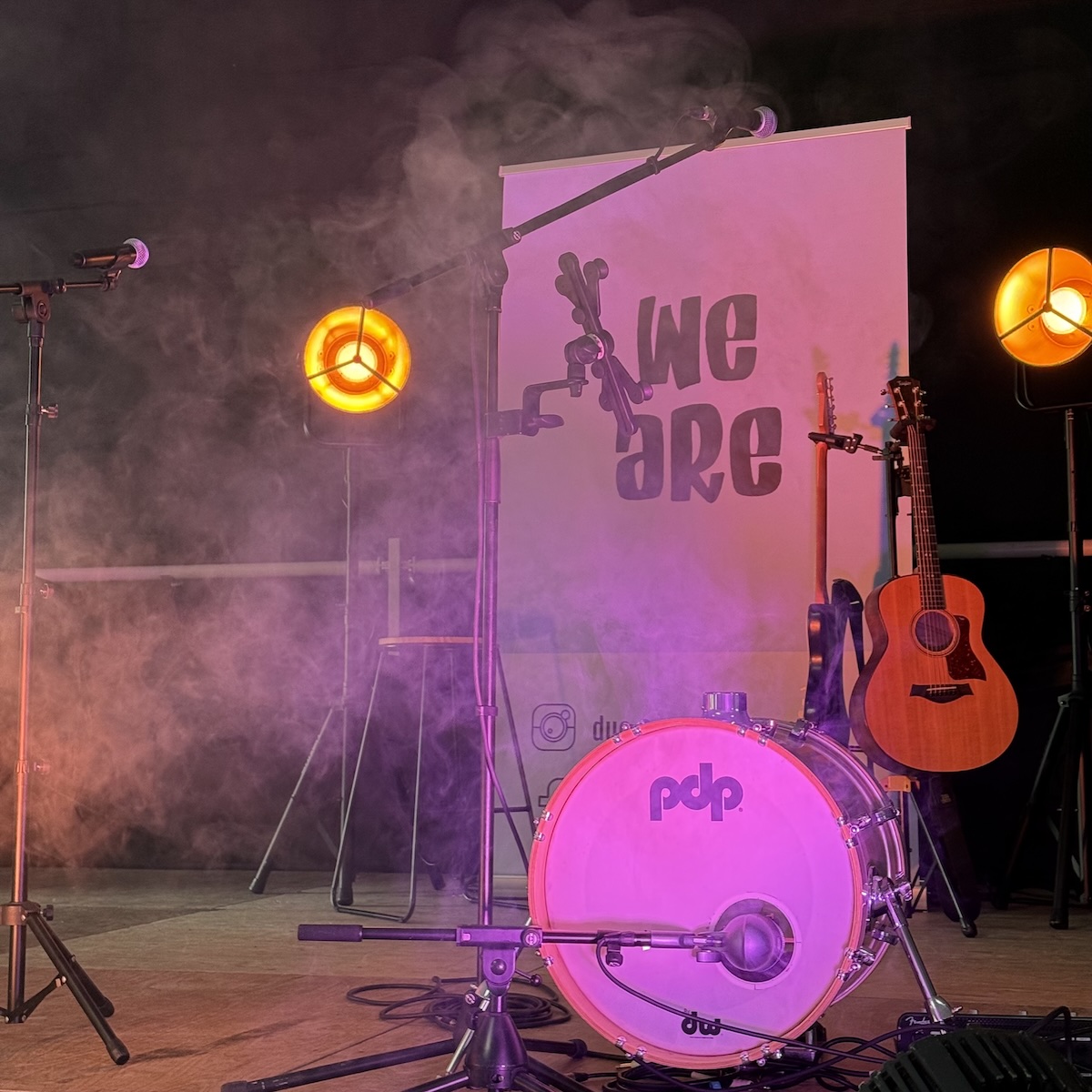 Concert du duo WE ARE avec guitare, voix et grosse caisse